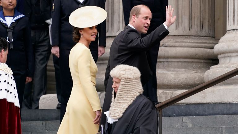 Le prince William et son épouse Kate, duchesse de Cambridge, arrivent pour un service d'action de grâces pour le règne de la reine Elizabeth II à la cathédrale Saint-Paul de Londres, le vendredi 3 juin 2022, le deuxième des quatre jours de célébrations marquant le jubilé de platine .  Les événements d'un long week-end de vacances au Royaume-Uni sont destinés à célébrer les 70 ans de service du monarque.  (AP Photo/Alberto Pezzali)