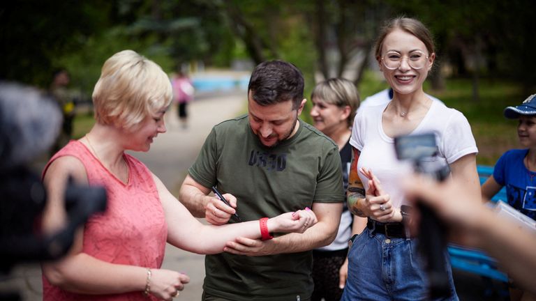 Cumhurbaşkanı Zaporizhzhya'ya yaptığı gezi sırasında evlerinden zorla çıkarılan insanlarla bir araya geldi