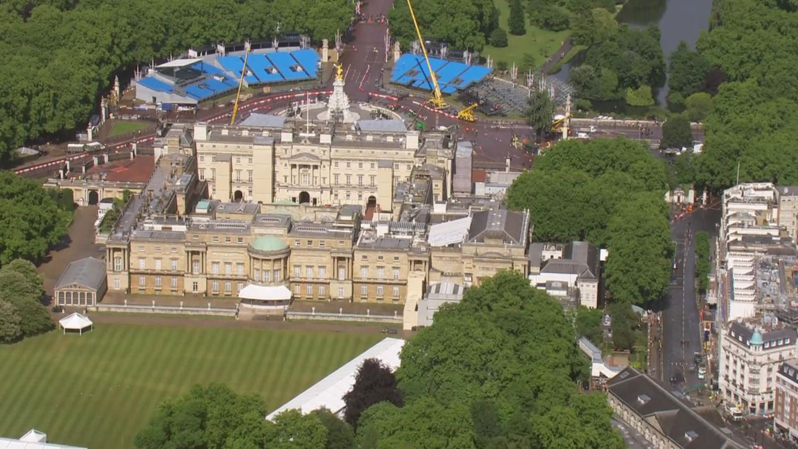 Buckingham Palace 'should be open all year to pay for its upkeep' UK