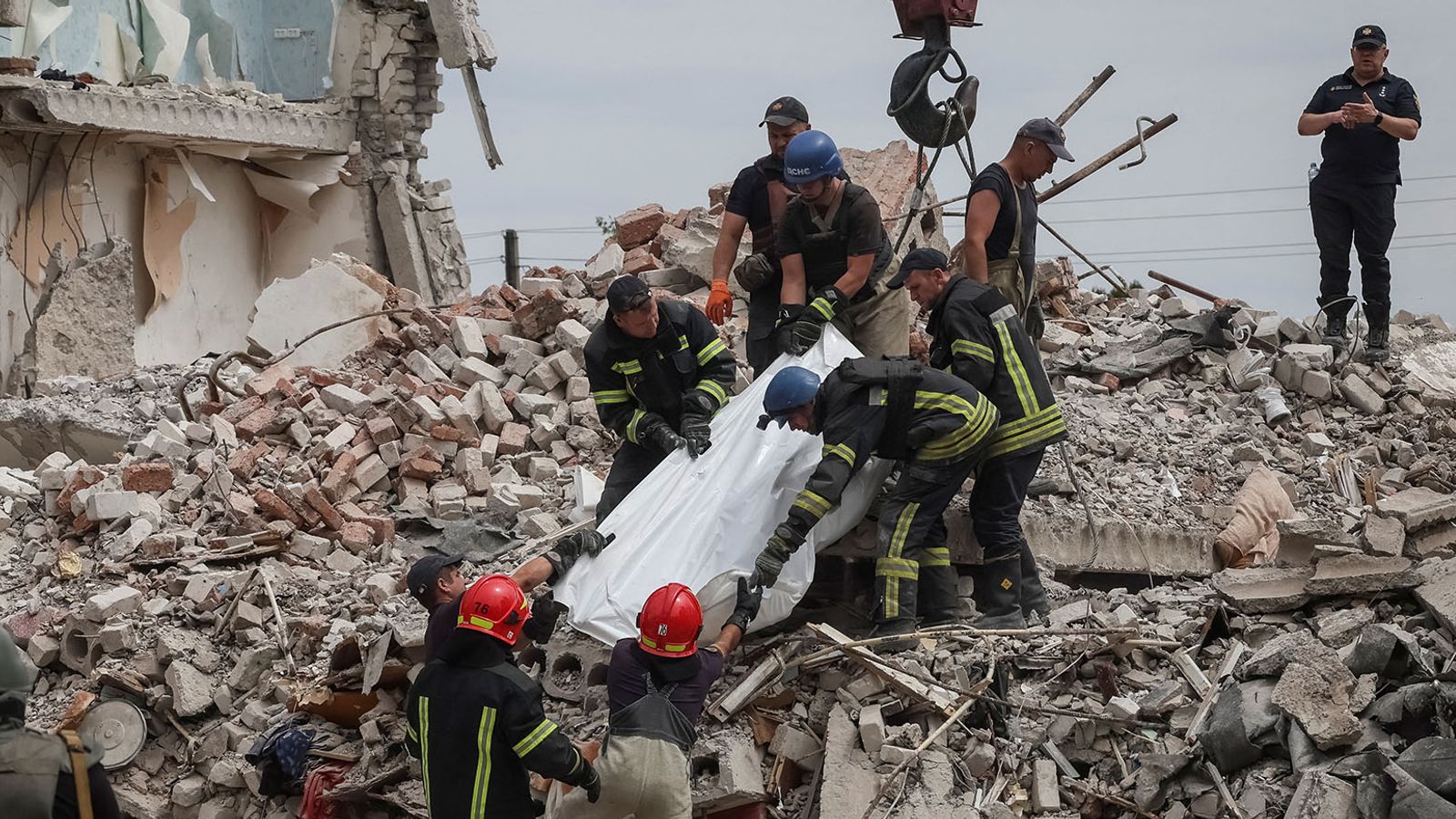 Ситуация в часов яре последние новости. Спасатели США. Донецк достали из под завалов.