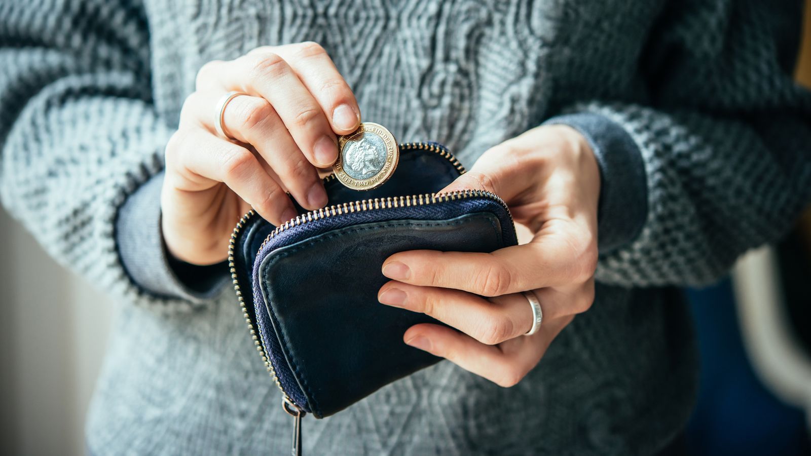 Една трета от възрастните в Обединеното кралство ще останат без пари до края на януари, сочи проучване