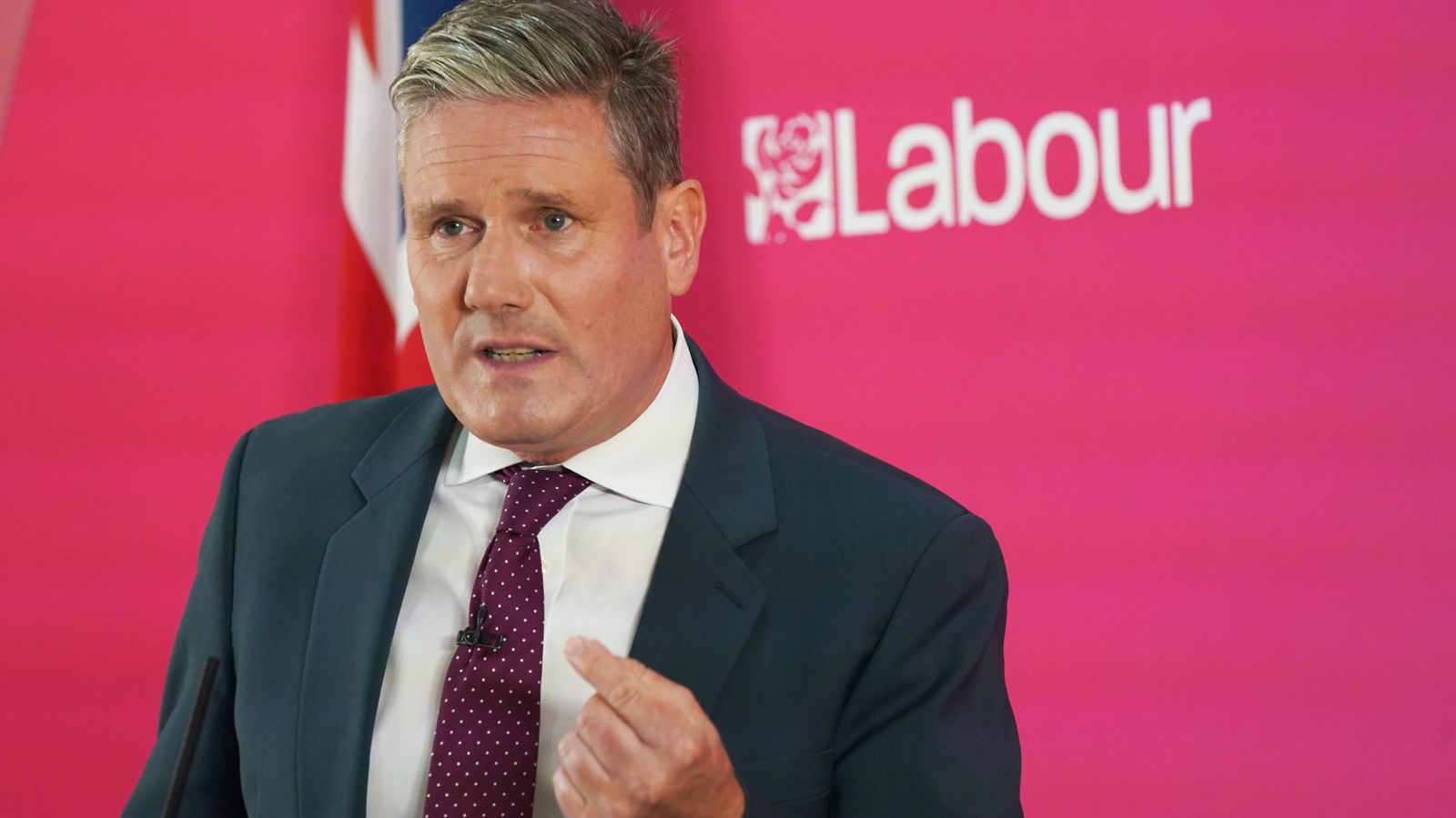 Cost of living: Starmer vows to extend windfall tax to freeze family fuel bills as he reveals Labour’s ’emergency’ plan to tackle crisis |  PoliticsNews