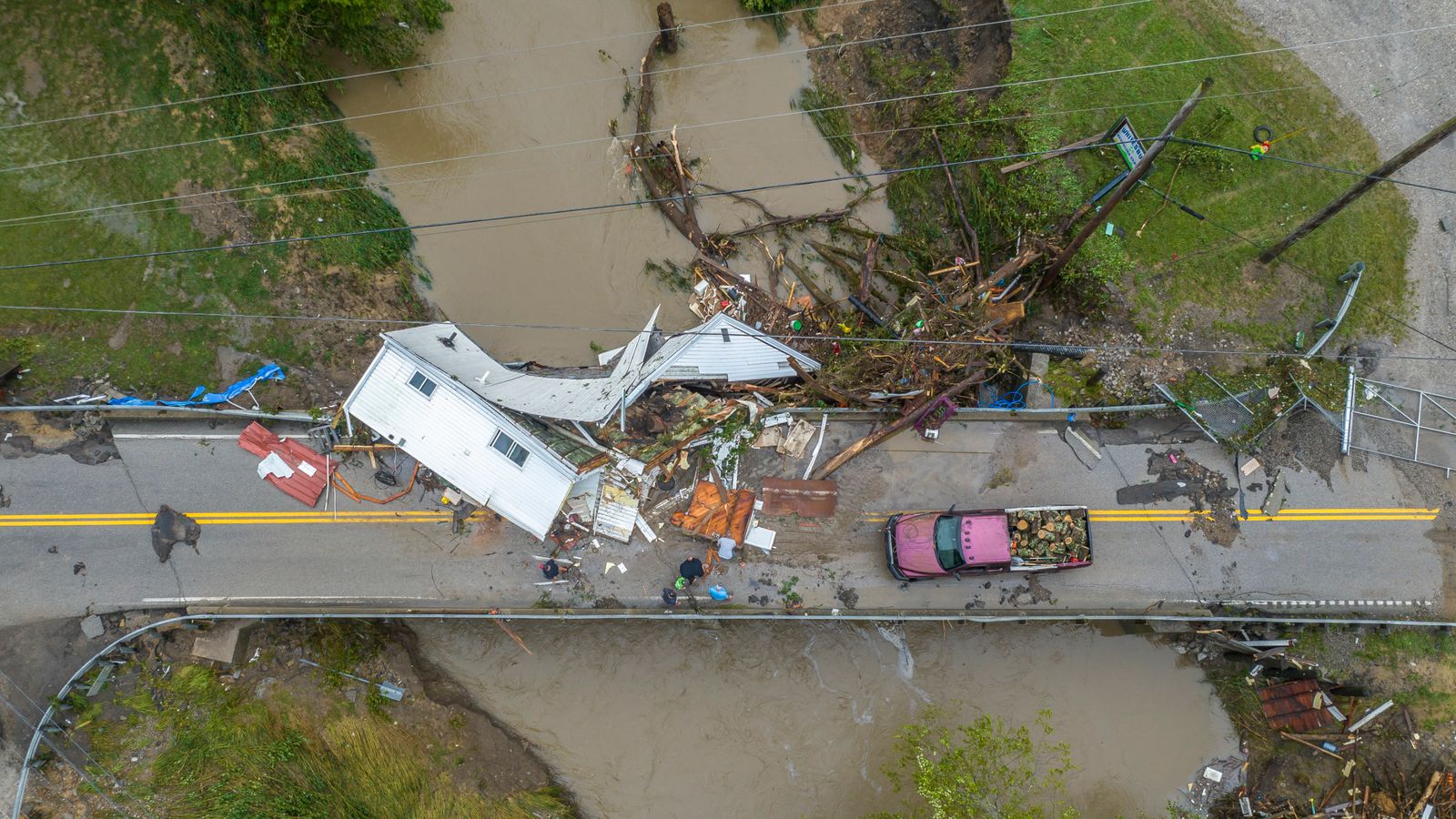 ‘Terburuk yang pernah saya lihat’: Seluruh rumah terangkat dan mengungsi karena banjir bandang yang mematikan menyebabkan kekacauan |  Berita Amerika