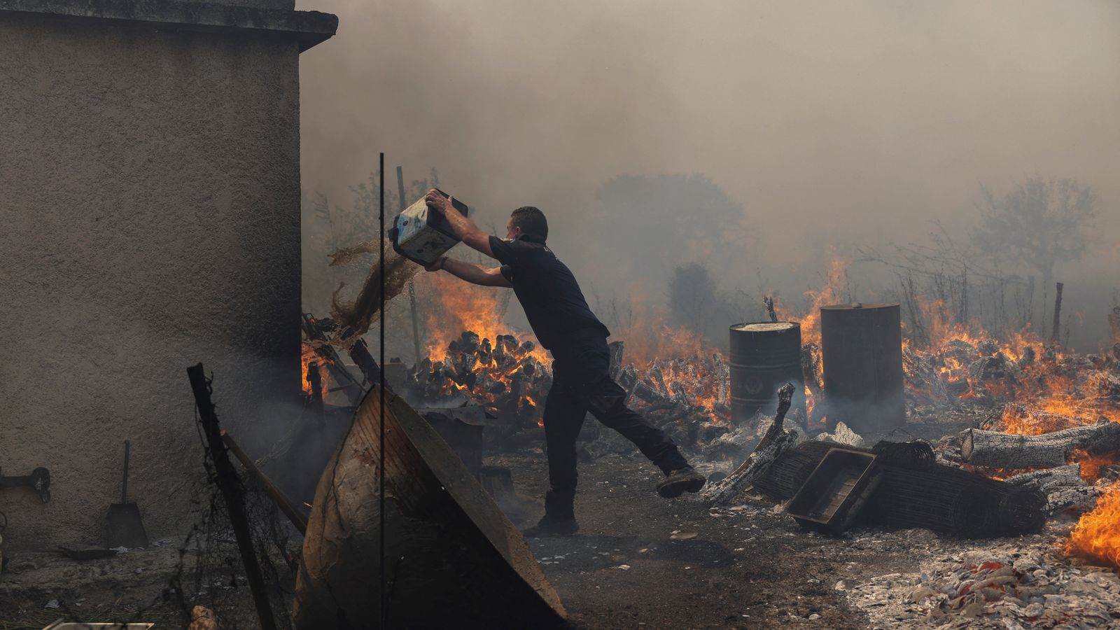 Kebakaran hutan di Lesvos berkobar saat turis dan penduduk diperintahkan untuk meninggalkan kota di pulau Yunani |  berita Dunia