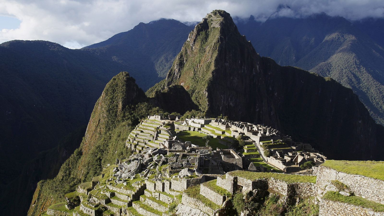 Rocks on train tracks leave 900 Machu Picchu tourists stranded due to protest