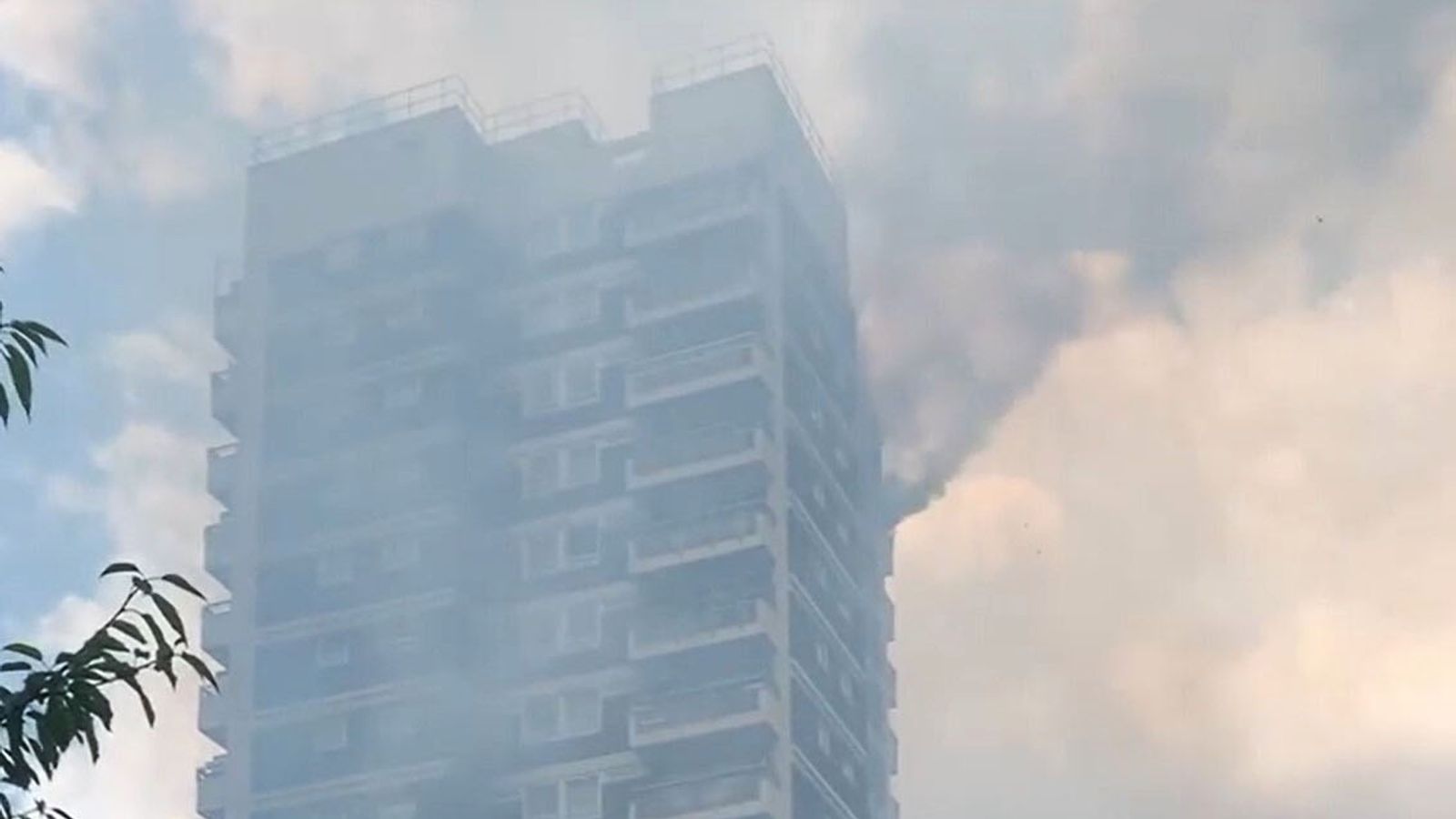 Более 100 пожарных борются с пламенем в Вулвич-Тауэр в восточной части Лондона |  новости Великобритании