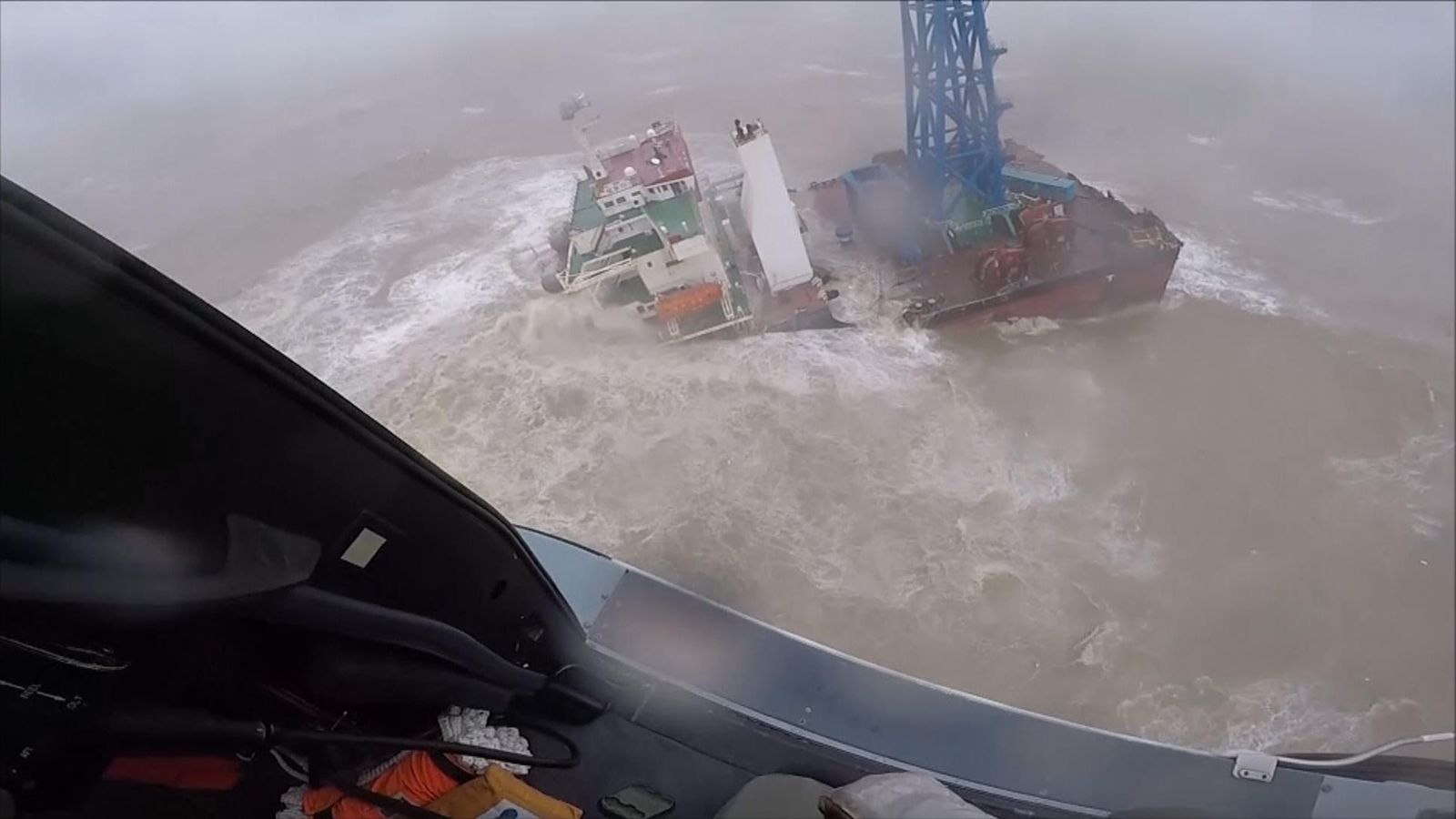 L’equipaggio abbandona una nave affondata che è stata tagliata a metà dopo essere stata colpita da un mortale tifone nel Mar Cinese Meridionale |  notizie dal mondo