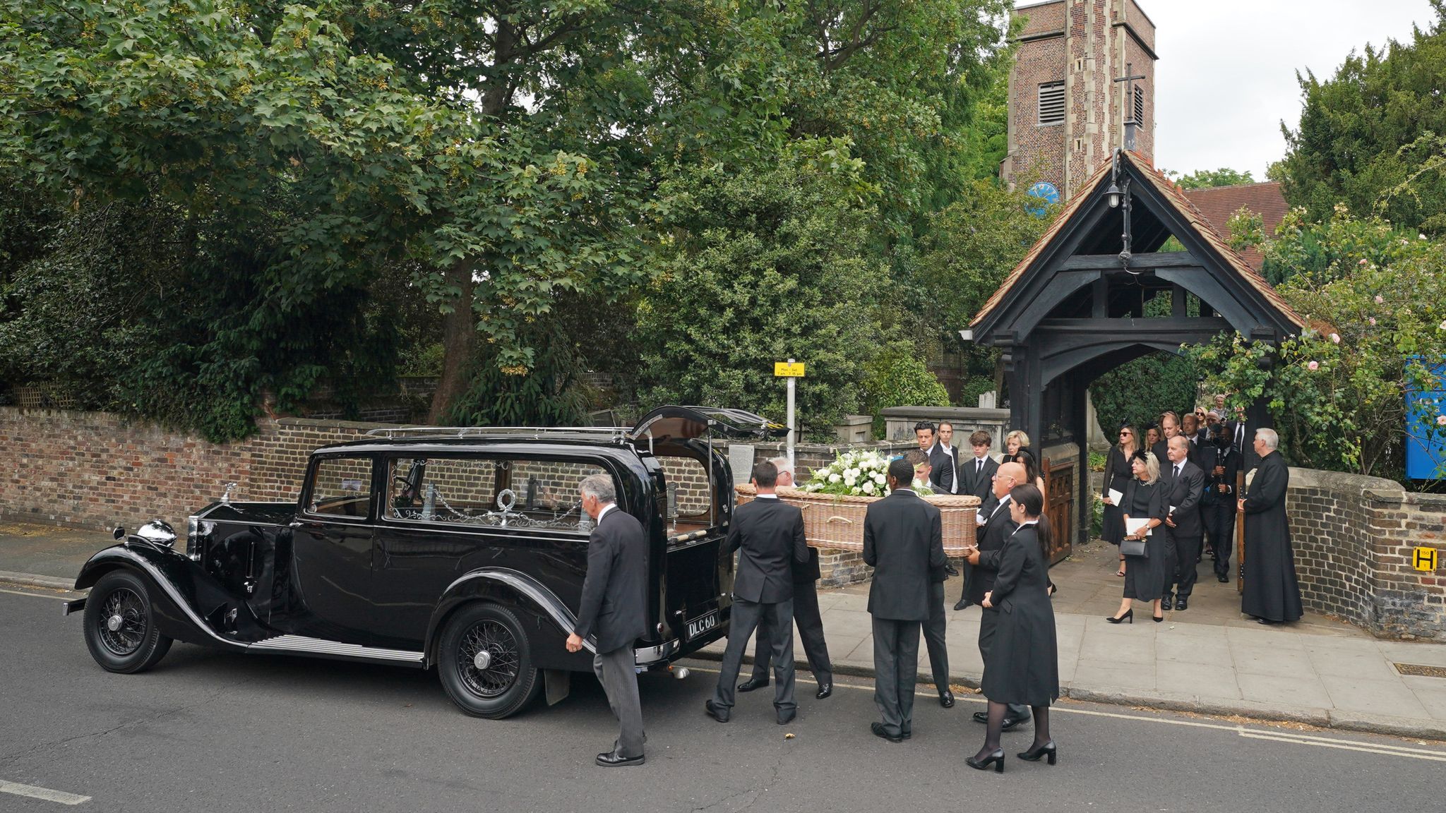 El esposo de Dame Deborah James y su hijo de 14 años llevan el ataúd