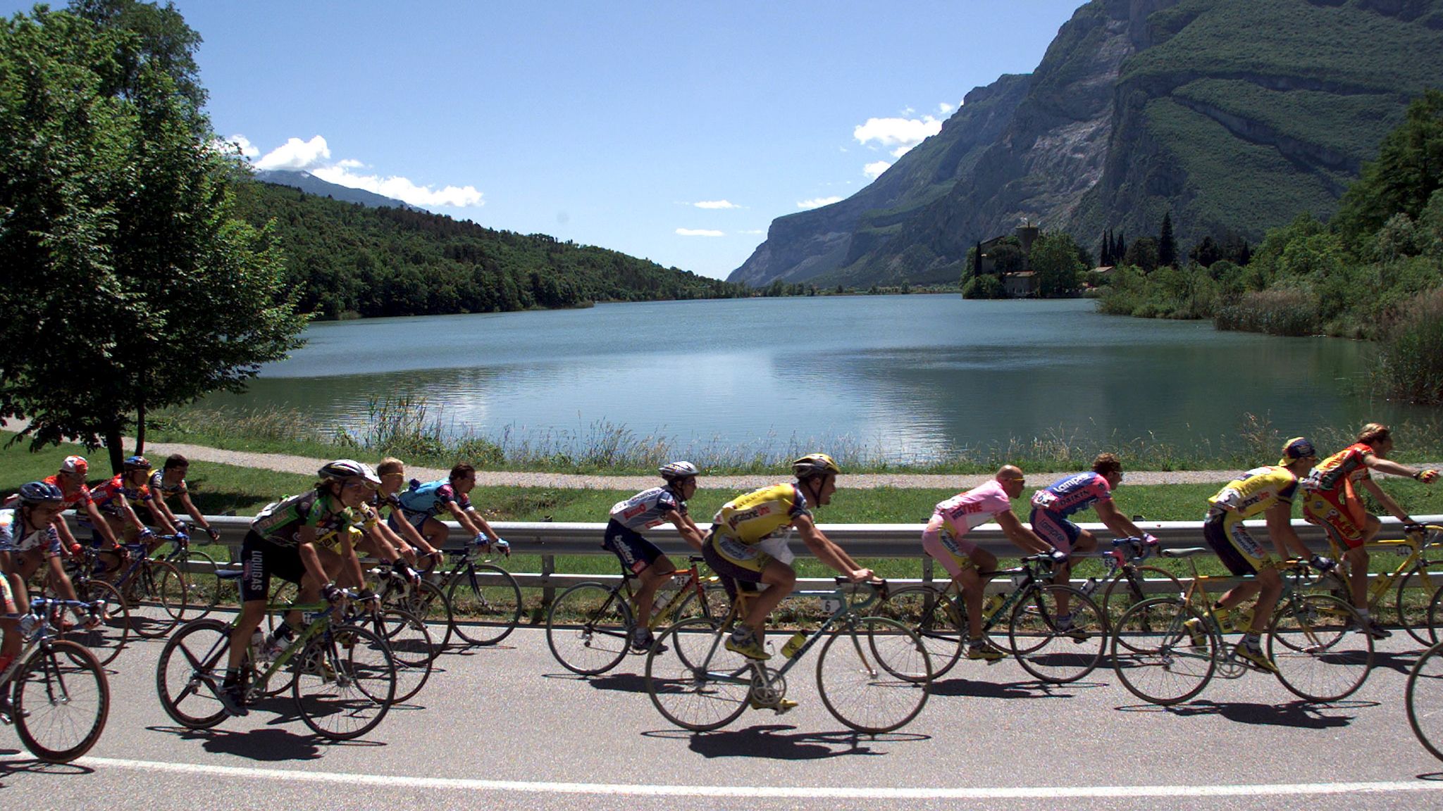 British man feared to have drowned in Lake Garda after saving his son(02)