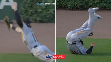 'Wow!' - Outrageous leaping catch in MLB!