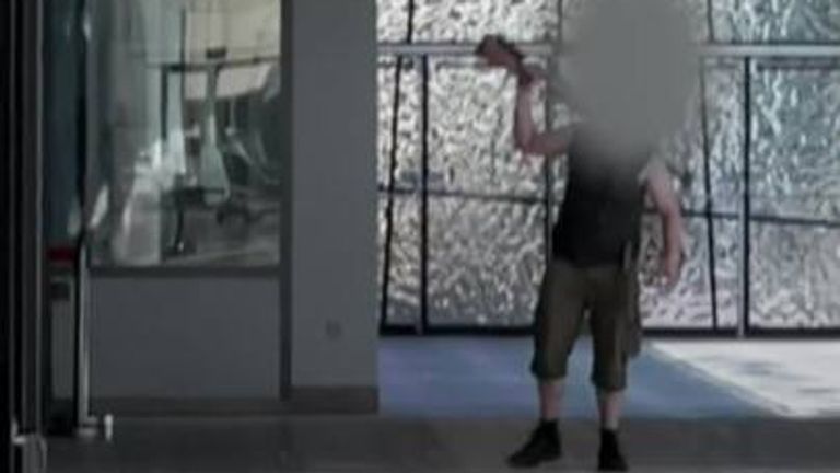Başkentin güney eteklerindeki Field'ın alışveriş merkezindeki silahlı saldırganın videosu.