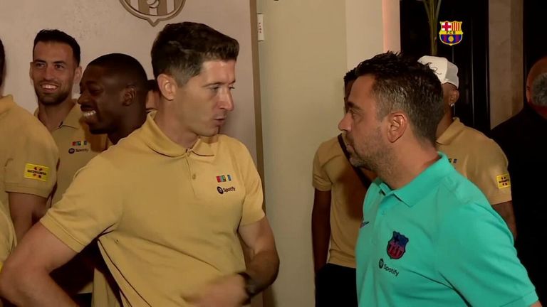 Xavi meets new Barcelona signing Robert Lewandowski in Miami! | Video |  Watch TV Show | Sky Sports