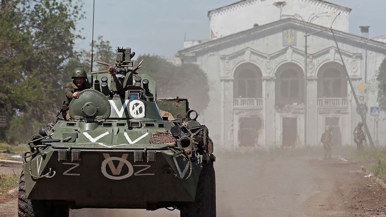 Un véhicule blindé de transport de troupes russe, dont les goûts sont venus à la ferme d'Oleksiy. 