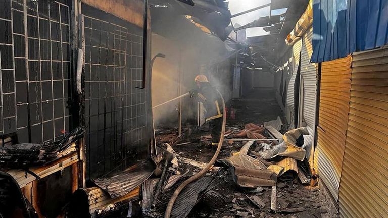 Un bombero trabaja en un complejo de un mercado destruido por un ataque con misiles rusos en Bakhmut, Foto: Servicio Estatal de Emergencia de Ucrania/Reuters