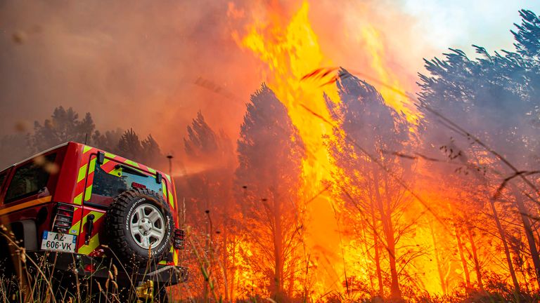 Esta foto fornecida pelo Serviço de Bombeiros da Região de Gironde (SDIS 33) mostra um incêndio florestal perto de Landiras, sudoeste da França, no sábado, 16 de julho de 2022. Ventos fortes e clima quente e seco estão frustrando os esforços dos bombeiros franceses para apagar um enorme freio de incêndio florestal que atravessou florestas de pinheiros na região de Bordeaux pelo quinto dia consecutivo no sábado, um dos vários que devastaram a Europa nos últimos dias.  (SDIS 33 via AP)