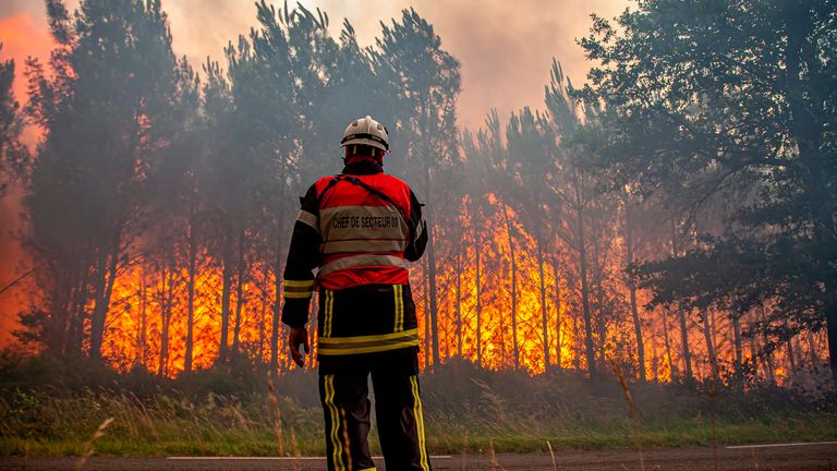Gironde bölgesinin itfaiyesi (SDIS 33) tarafından sağlanan bu fotoğraf, 16 Temmuz 2022 Cumartesi günü Fransa'nın güneybatısındaki Landiras yakınlarında orman yangınıyla mücadele eden bir itfaiyeciyi gösteriyor.  Güçlü rüzgarlar ve sıcak, kuru hava Fransız itfaiyecilerini sinirlendiriyor.  Cumartesi günü Bordeaux bölgesindeki çam ormanlarını geçen ve son günlerde Avrupa'yı yakan birkaç kavurucu yangından biri olan büyük bir orman yangınını kontrol altına alma çabaları.  (AP aracılığıyla SDIS 33)