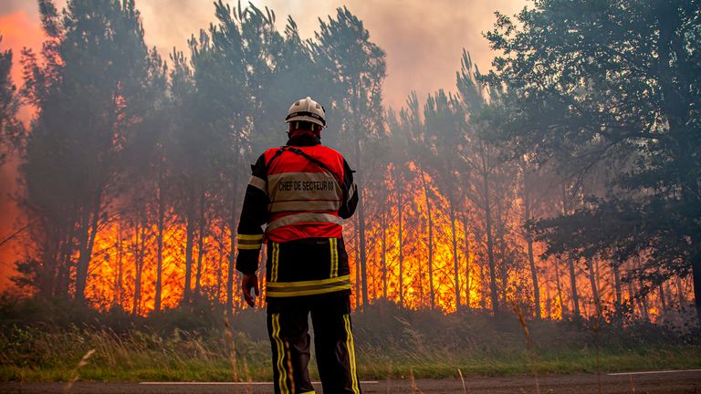 Esta foto fornecida pelo Serviço de Bombeiros da Região de Gironde (SDIS 33) mostra um bombeiro combatendo um incêndio florestal perto de Landiras, sudoeste da França, no sábado, 16 de julho de 2022.  Ventos fortes e clima quente e seco estão frustrando os esforços dos bombeiros franceses para conter um enorme incêndio florestal que assolou florestas de pinheiros na região de Bordeaux pelo quinto dia consecutivo no sábado, um dos vários que assolaram a Europa nos últimos dias.  (SDIS 33 via AP)