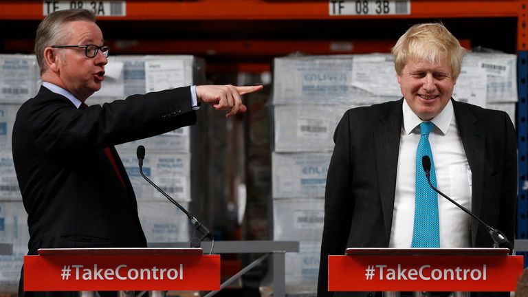 L'ancien maire de Londres Boris Johnson et le secrétaire à la Justice Michael Gove lors d'un événement de congé de vote à Stratford-upon-Avon, en Grande-Bretagne, le 6 juin 2016. REUTERS/Phil Noble
