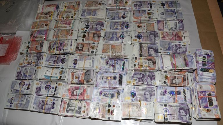 Tara Hanlon, 3 Ekim 2020'de 1,9 sterlinden fazla bir parayla Dubai'ye uçmaya çalışırken Heathrow Havalimanı'nda elinde nakit dolu bavullarla durdurulduğunda, elinde bulunan paranın bir kısmının Ulusal Suç Dairesi tarafından yayınlandığı tarihsiz broşür fotoğrafı. milyon sterlinlik banknotlar.  30 yaşındaki çocuk, Isleworth Crown Court'ta 5 milyon sterlin değerindeki kara para aklama suçlarından suçlu bulundu.  10 sterlinden fazla kaçakçılık yapan çetenin elebaşı 47 yaşındaki Emirlik uyruklu Abdulla Alfalasi