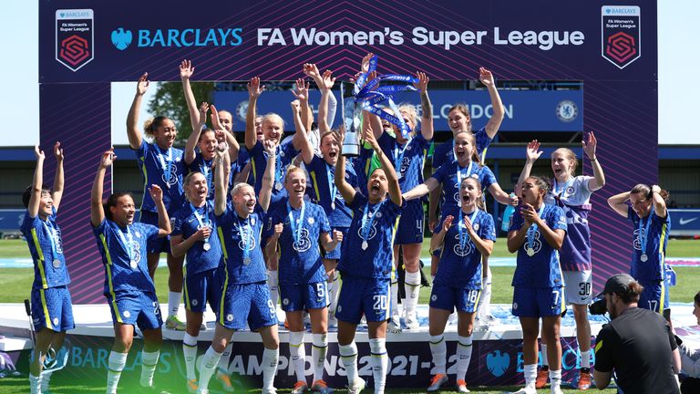 Chelsea players celebrate winning the 2021-22 Women&#39;s Super League