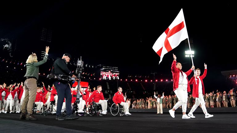England&#39;s Emily Campbell and Jack Laugher lead the England team into the stadium during the opening ceremony of the Birmingham 2022 Commonwealth Games at the Alexander Stadium, Birmingham. Picture date: Thursday July 28, 2022.
