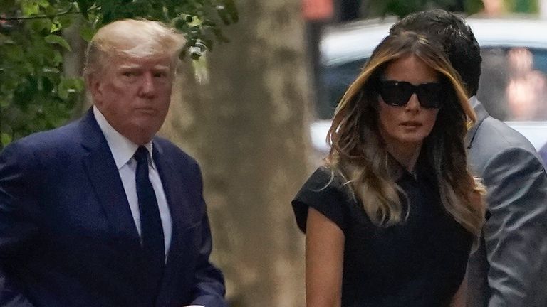 Donald Trump e Melania Trump arrivano per il funerale di Ivana Trump.  Immagine: AP