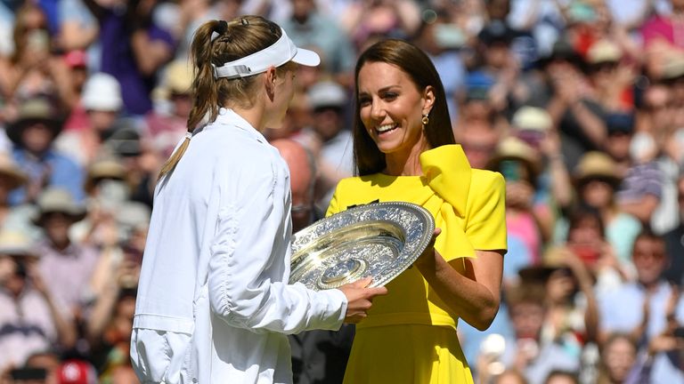 The Duchess of Cambridge presents the trophy to Elena Rybakina