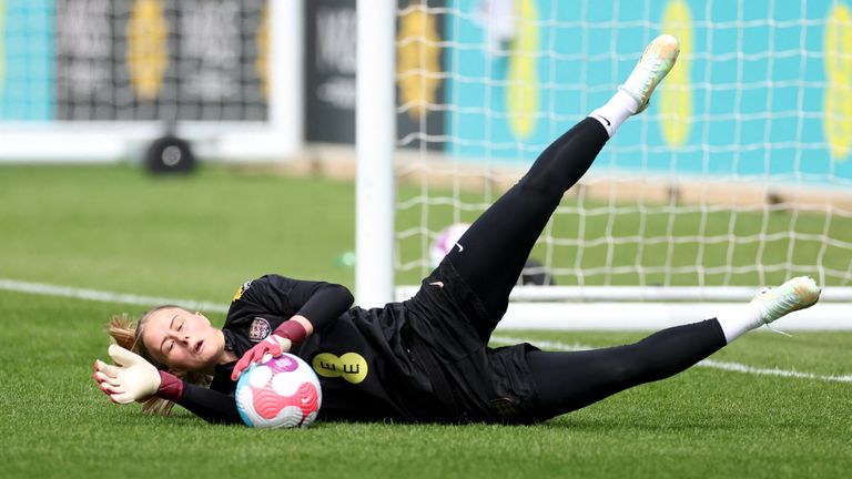 Soccer Football - Women&#39;s Euro 2022 - England Training - St George&#39;s Park, Burton upon Trent, Britain - July 3, 2022 England&#39;s Hannah Hampton in action during training Action Images via Reuters/Carl Recine
