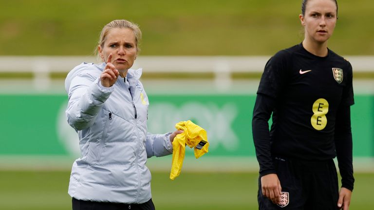 Fotball – Kvinners internasjonale – England Trening – St George's Park, Burton upon Trent, Storbritannia – 31. mai 2022 Englands manager Sarina Wiegman med Lotte Wubben-Moy under trening Actionbilder via Reuters/Jason Cairnduff