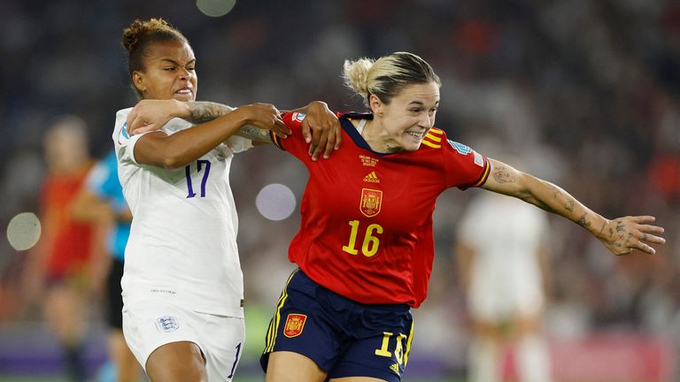 Soccer Football - Women&#39;s Euro 2022 - Quarter Final - England v Spain - The American Express Community Stadium, Brighton, Britain - July 20, 2022 England&#39;s Nikita Parris in action with Spain&#39;s Mapi Leon REUTERS/John Sibley
