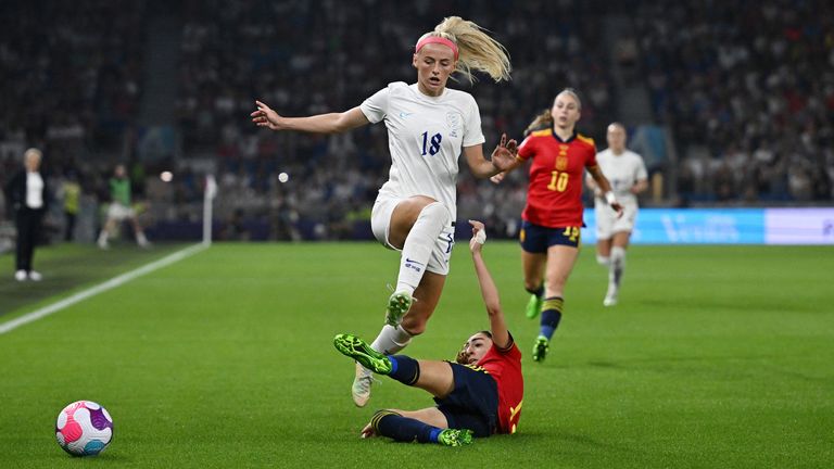 Soccer Football - Women&#39;s Euro 2022 - Quarter Final - England v Spain - The American Express Community Stadium, Brighton, Britain - July 20, 2022 England&#39;s Chloe Kelly in action REUTERS/Dylan Martinez
