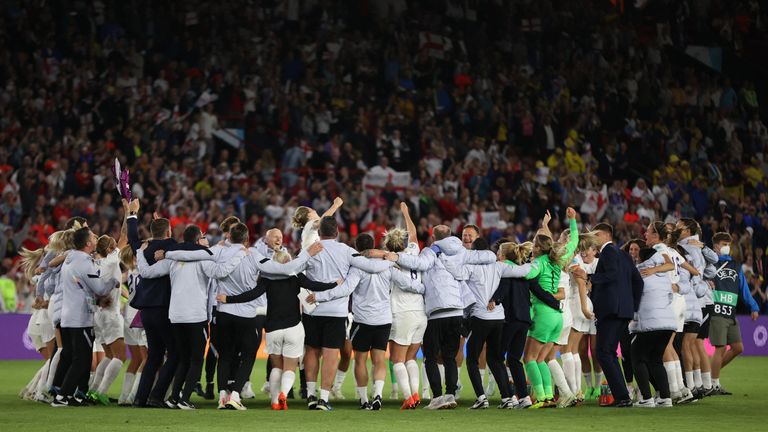Fotball - EM 2022 for kvinner - Semifinale - England mot Sverige - Bramall Lane, Sheffield, Storbritannia - 26. juli 2022 Englands spillere og ansatte feirer etter kampen REUTERS/Molly Darlington