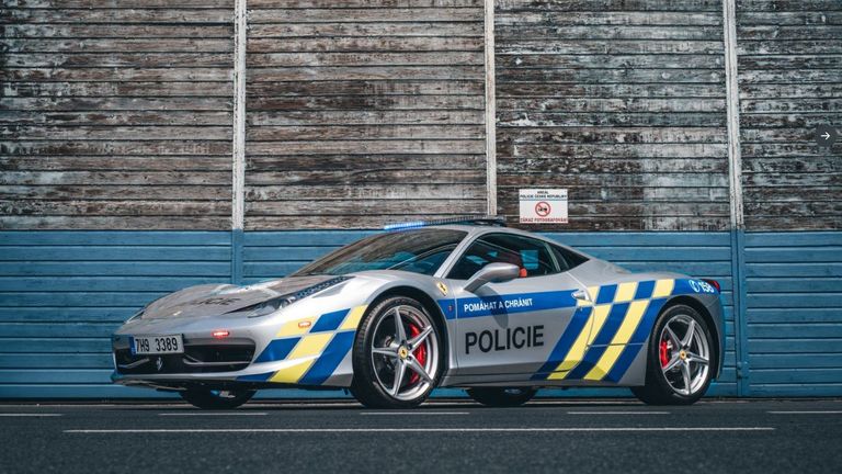 Policía convierte Ferrari de 200 millas incautado a delincuentes en patrullero |  Noticias del mundo