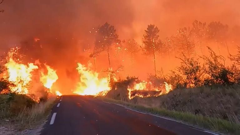 Fires spread across Landiras, France during a heatwave.