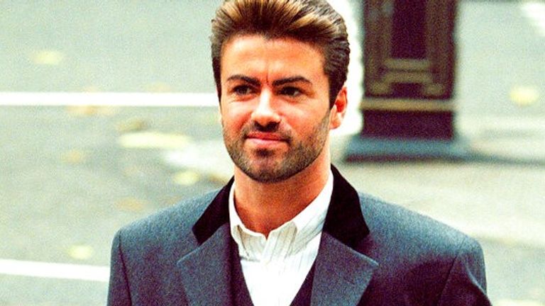 La pop star George Michael arrive pour témoigner devant la Royal Courts of Justice de Londres, le jeudi 28 octobre 1993. Michael demande au tribunal de le libérer de son contrat avec Sony Music Entertainment (UK) Ltd. (AP Photo/Alistair Accorder)