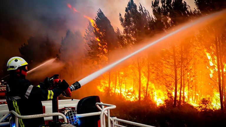 15 Temmuz 2022 Cuma günü Gironde bölgesi itfaiyesi (SDIS 33) tarafından sağlanan bu fotoğraf, 14. PIC:AP'de Fransa'nın güneybatısındaki Landiras yakınlarında çıkan bir orman yangınıyla mücadele etmek için hortum kullanan itfaiyecileri gösteriyor.