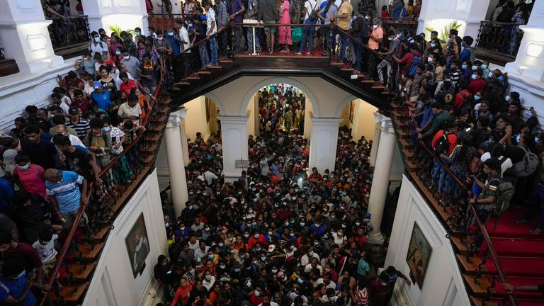 11 Temmuz 2022 Pazartesi günü Sri Lanka, Colombo'da meydana gelen saldırının ardından ikinci gün için Başkan Gotabaya Rajapaksa'nın resmi konutu kalabalık. Ülkenin ekonomik sıkıntılarından dolayı öfkeli protestocular tarafından konutları işgal edilen, yuvarlak bir şekilde reddedilen liderlerinin yerini kimin alması gerektiği konusunda.  (AP Fotoğrafı/Eranga Jayawardena)