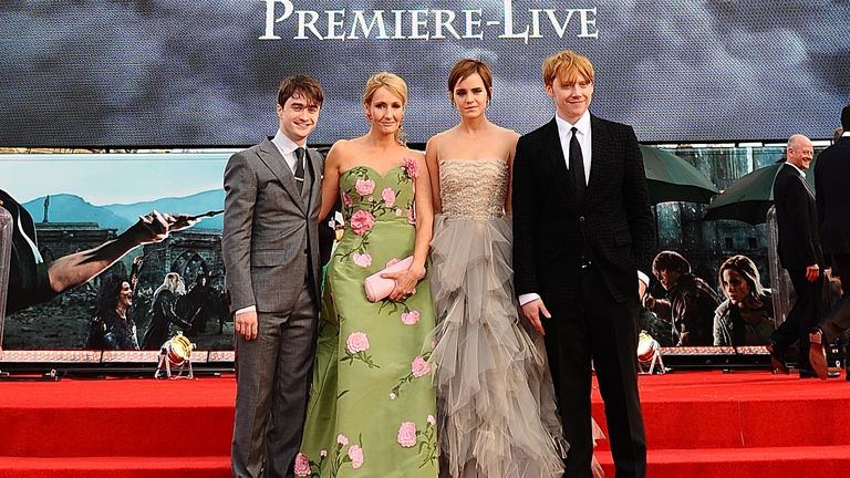 (LR) Daniel Radcliffe, JK Rowling, Emma Watson en Rupert Grint bij de wereldpremière van Harry Potter and the Deathly Hallows: Part 2.