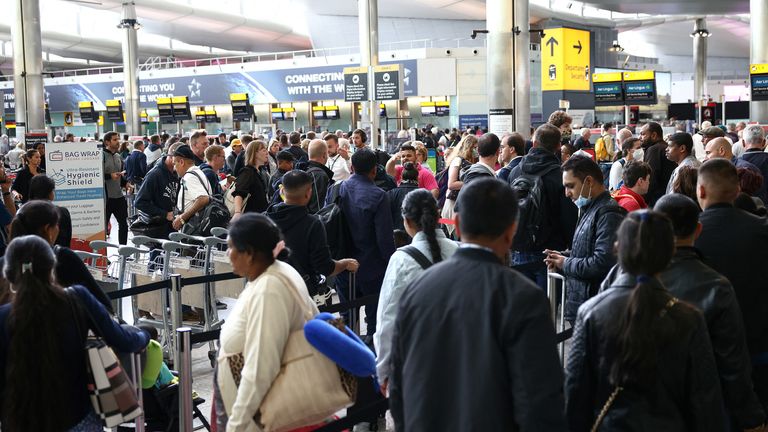 Les passagers font la queue à l'intérieur du terminal des départs du terminal 2 de l'aéroport d'Heathrow à Londres, en Grande-Bretagne, le 27 juin 2022. REUTERS/Henry Nicholls