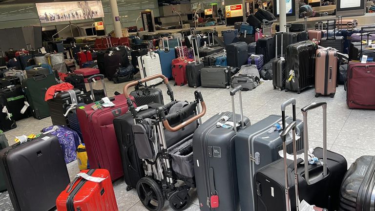 Bagages non réclamés dans la zone de récupération des bagages du terminal 3 d'Heathrow