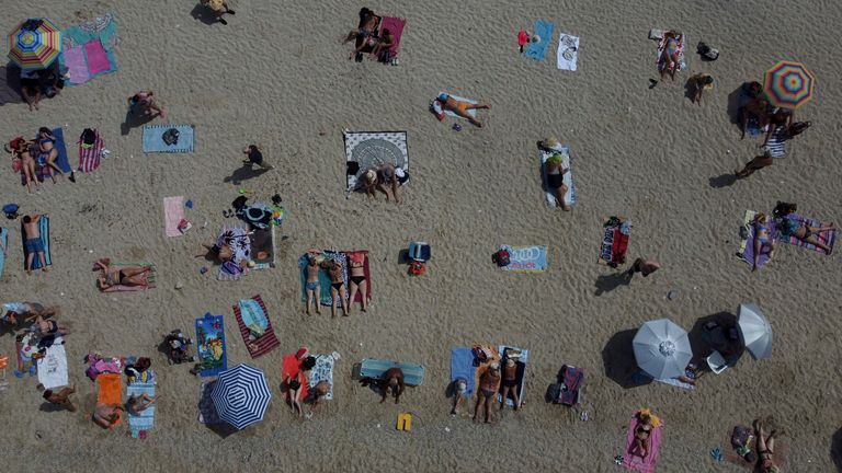 Pessoas se reúnem na praia pública de Alimos, no sul de Atenas, Grécia, na quinta-feira, 23 de junho de 2022.  As temperaturas atingiram 40..C (104..F) em partes do sul da Grécia na sexta-feira como uma onda de calor de junho atingiu áreas na Europa central.  Altas temperaturas e condições de seca em partes do continente aumentaram as preocupações com o risco de incêndios florestais.  (Foto AP/Thanasis Stavrakis)