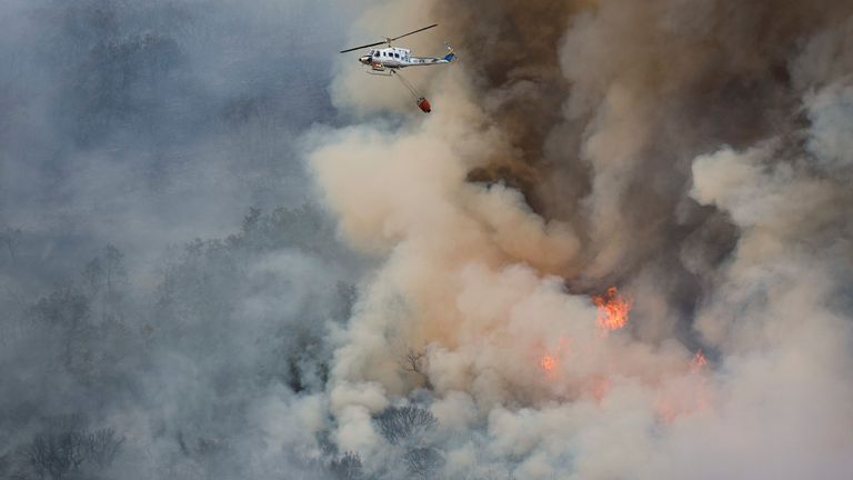 Um helicóptero trabalha para conter um incêndio florestal durante a segunda onda de calor do ano perto de Guadapero, Espanha 15 de julho de 2022 REUTERS/Susana Vera