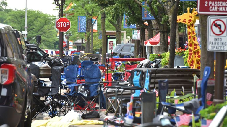 4 Temmuz 2022 Pazartesi günü Highland Park, Ill.'deki Central Avenue'de yapılan 4 Temmuz geçit töreninde toplu silahlı saldırı mahallinde terk edilmiş sandalyeler. (John Starks/Daily Herald via AP)