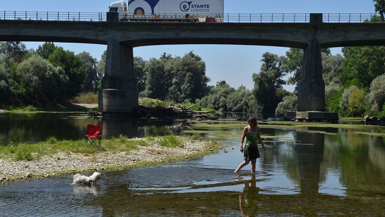 Le nord de l'Italie frappé par la sécheresse souffre d'une deuxième vague de chaleur estivale Une personne est assise sur le lit d'une rivière sèche du Pô, car certaines parties du plus long fleuve d'Italie se sont asséchées en raison de la pire sécheresse des 70 dernières années, à Carmagnola près de Turin, Italie 15 juillet 2022. REUTERS/Massimo Pinca
