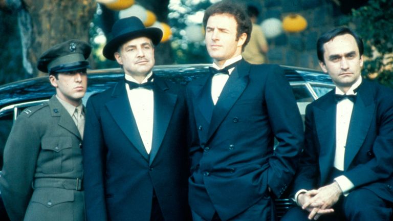 جيمس كان (يمين الوسط) في دور سوني كورليوني في فيلم The Godfather مع زملائه النجوم - آل باتشينو ومارلون براندو وجون كاسال 