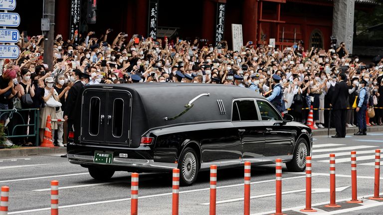 Un vehicul care transporta cadavrul fostului prim-ministru japonez Shinzo Abe, care a fost împușcat în timp ce făcea campanie pentru alegeri parlamentare, pleacă după înmormântarea sa la Templul Zojoji din Tokyo, Japonia, 12 iulie 2022. REUTERS/Issei Kato