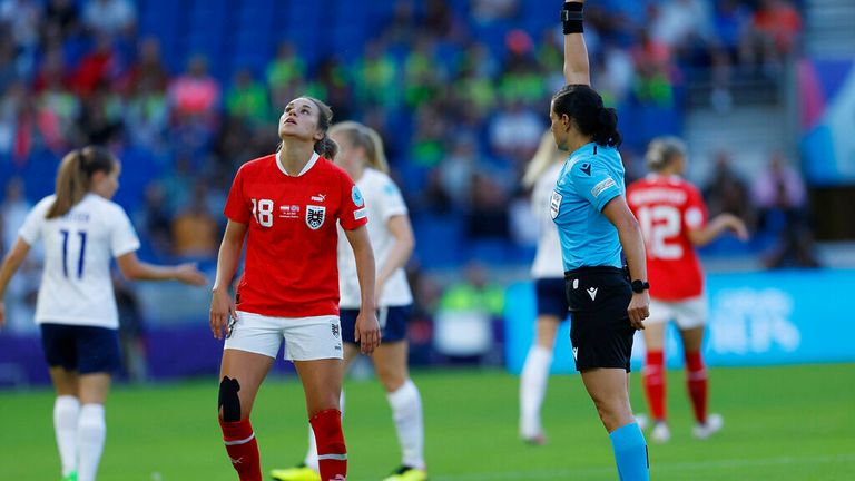 firo : 15.07.2022 Football, Soccer, UEFA WOMEN&#39;&#39;S EURO 2022, Women EM 2022 England, European Championship 2022, Austria - Norway . Image: v. left Yellow card for Julia Hickelsberger-Fueller (18 Austria) by refereein, Referee: Kateryna Monzul Photo by: Heiko Becker/picture-alliance/dpa/AP Images