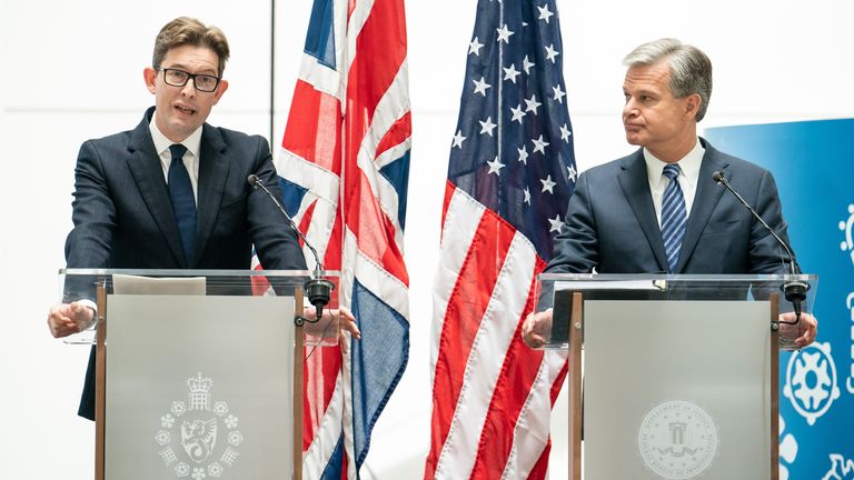 (LR) MI5 genel müdürü Ken McCallum ve FBI direktörü Christopher Wray, Londra'daki MI5 merkezinde bir basın toplantısında