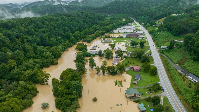 DOSYA - Quicksand, Ky. yakınlarında evleri ve yapıları su bastı, 28 Temmuz 2022 Perşembe. Aynı inatçı hava sistemi, St. Louis ve Appalachia'da yıkıcı ve bazı durumlarda ölümcül sele yol açan yoğun sağanak yağışlara neden oldu.  (AP aracılığıyla Ryan C. Hermens/Lexington Herald-Leader, Dosya)