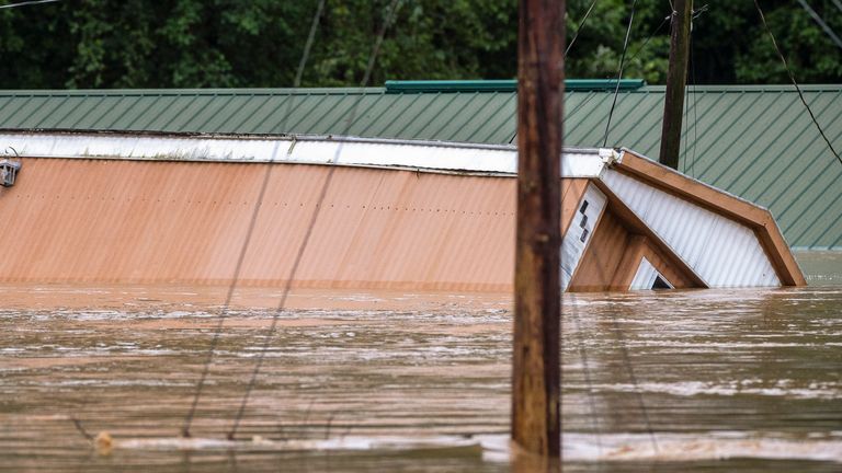 Rumah-rumah dibanjiri oleh Lost Creek, Ky., Kamis, 28 Juli 2022. Hujan deras menyebabkan banjir bandang dan tanah longsor saat badai melanda bagian tengah Appalachia.  Gubernur Kentucky Andy Beshear mengatakan itu adalah salah satu banjir terburuk dalam sejarah negara bagian.  (Ryan C. Hermens/Lexington Herald-Leader via AP)